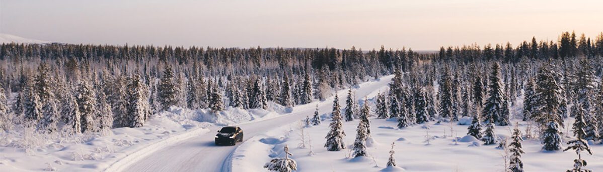 Conseil Point S - Comment préparer sa voiture pour l'hiver - Bandeau - Voiture qui roule