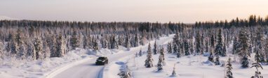 Conseil Point S - Comment préparer sa voiture pour l'hiver - Bandeau - Voiture qui roule