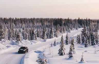 Conseil Point S - Comment préparer sa voiture pour l'hiver - Bandeau - Voiture qui roule