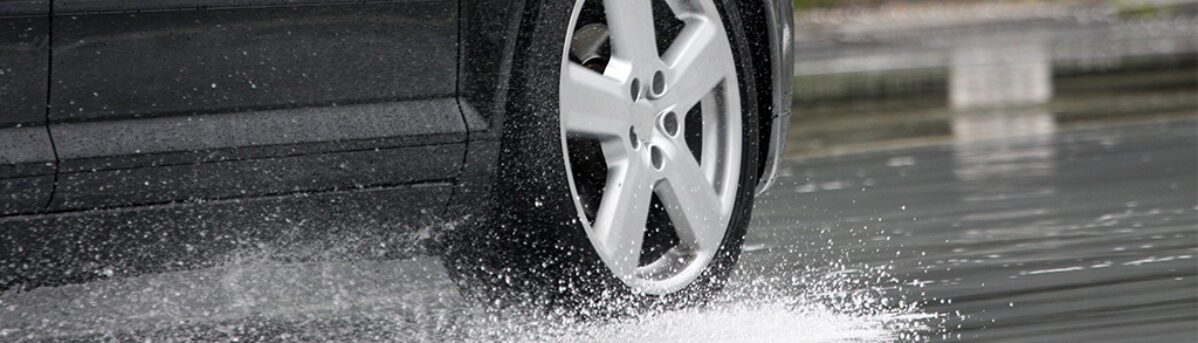 Pneumatiques : sécurité et conduite adaptée par temps de pluie